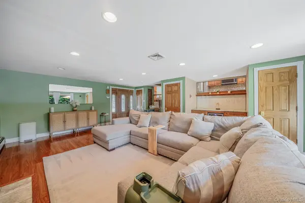 108 Keswick DR, East Islip, NY 11730