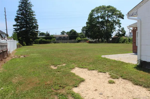 924 Fulton ST, Farmingdale, NY 11735