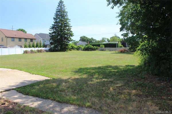 924 Fulton ST, Farmingdale, NY 11735