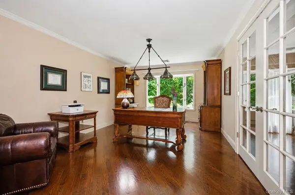 33 Meadow Farm RD, East Islip, NY 11730