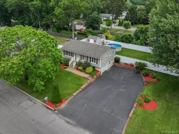 105 Greenhaven DR, Port Jefferson Station, NY 11776
