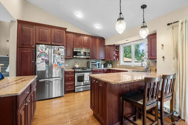 215 N Boston AVE, Massapequa, NY 11758