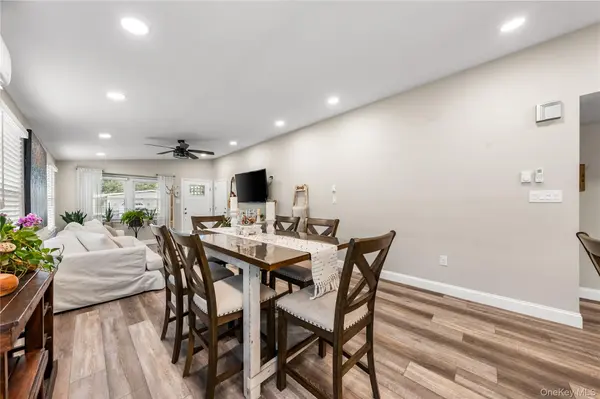 16 Dogwood LN, Manorville, NY 11949