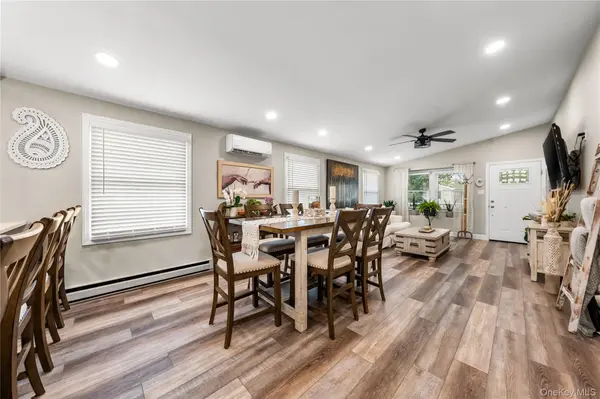 16 Dogwood LN, Manorville, NY 11949
