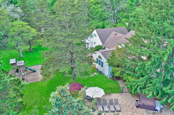 15 Stillwater RD, Saint James, NY 11780