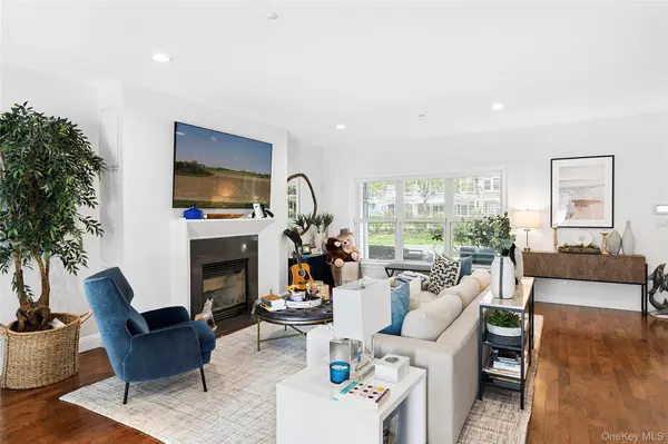 22 Gianna CT, Southampton, NY 11968