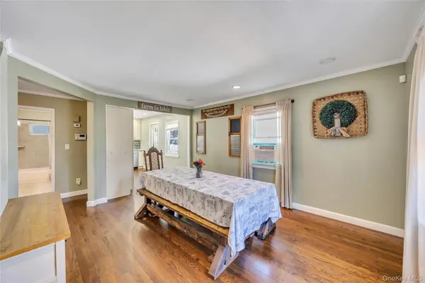 11 Irving PL, Islip Terrace, NY 11752