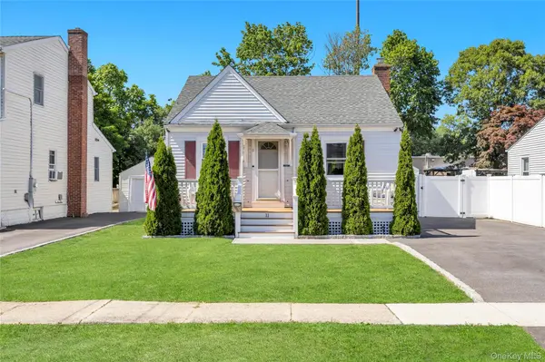 11 Irving PL, Islip Terrace, NY 11752