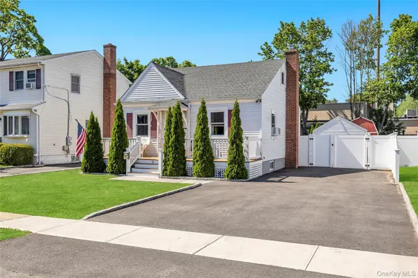 11 Irving PL, Islip Terrace, NY 11752