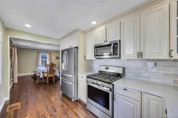 11 Irving PL, Islip Terrace, NY 11752