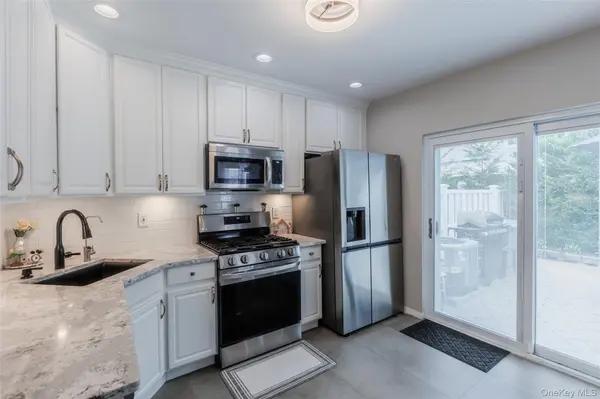 84 Kate CIR, Middle Island, NY 11953