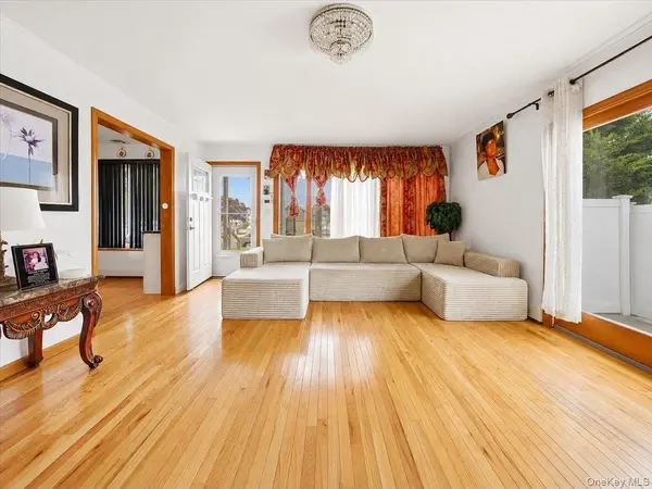 95 E Riviera DR, Lindenhurst, NY 11757