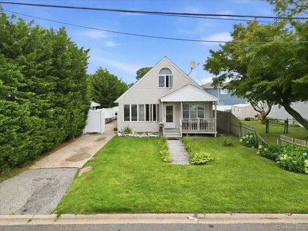 95 E Riviera DR, Lindenhurst, NY 11757