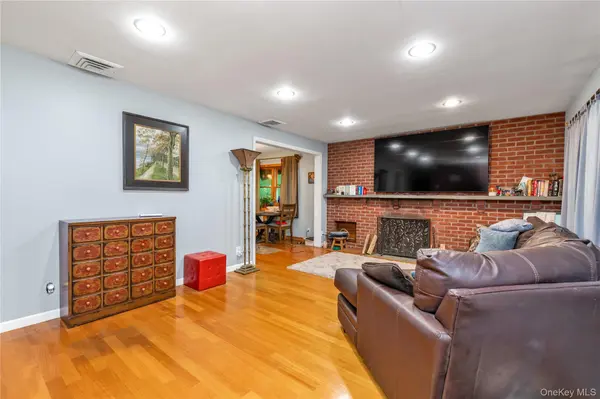21 Laurel AVE, Sea Cliff, NY 11579