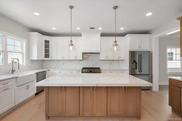 17 Island Pkwy, Island Park, NY 11558
