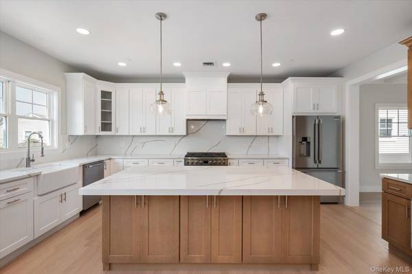 17 Island Pkwy, Island Park, NY 11558
