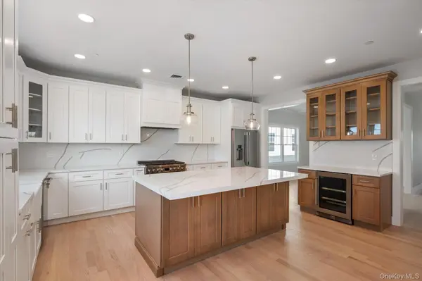 17 Island Pkwy, Island Park, NY 11558