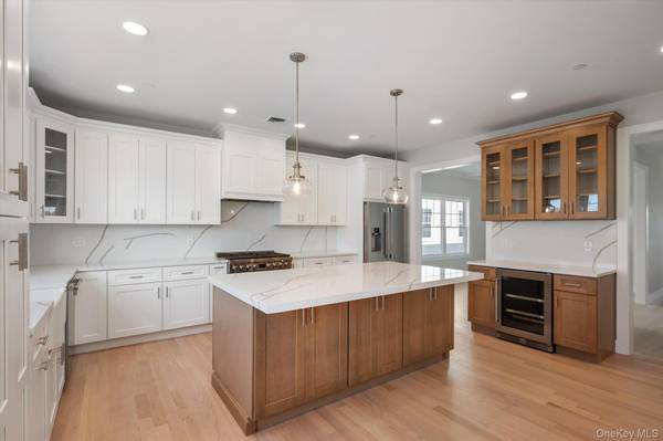 17 Island Pkwy, Island Park, NY 11558