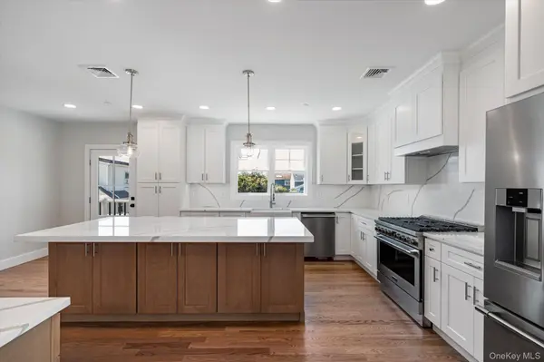 21 Island Pkwy, Island Park, NY 11558