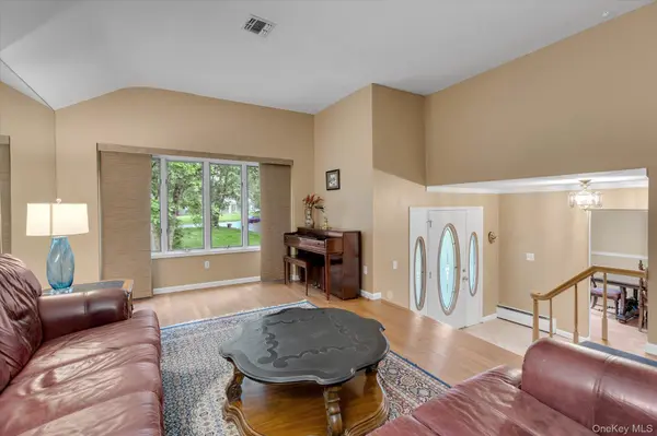 29 Wintergreen DR, Melville, NY 11747