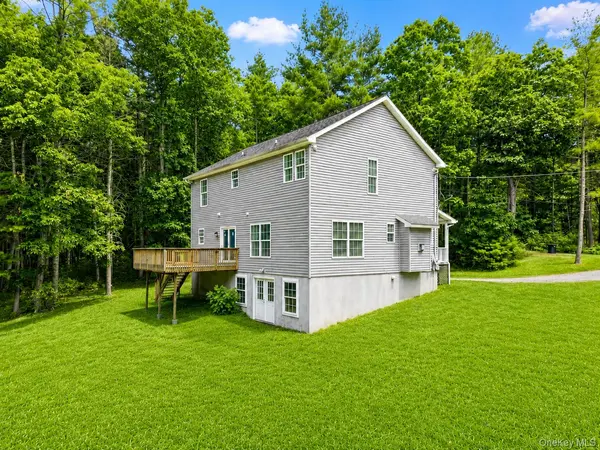 142 Split Rock DR, Barryville, NY 12719