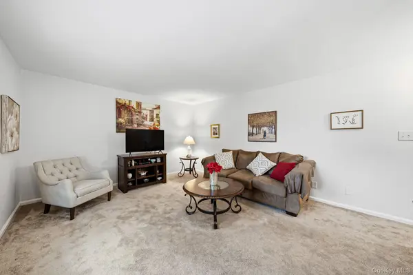 172 Edmunton #D 8, North Babylon, NY 11703