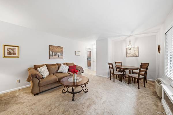 172 Edmunton #D 8, North Babylon, NY 11703