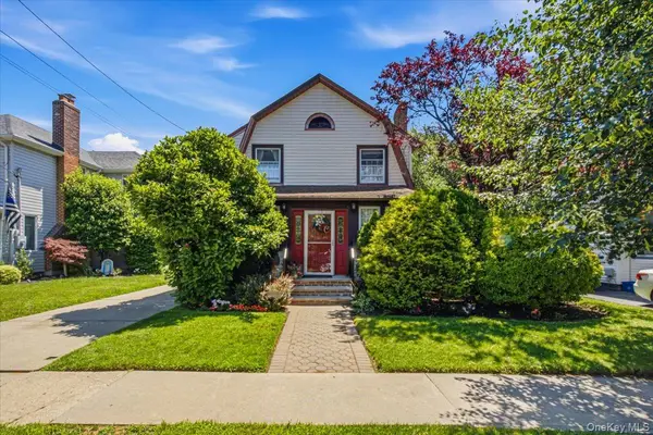 33 Rogers PL, Floral Park, NY 11001
