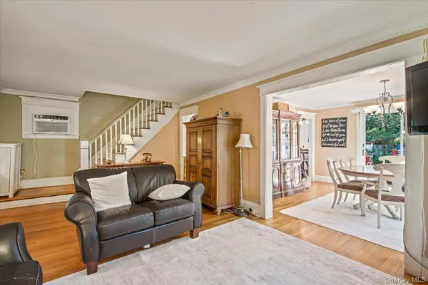 33 Rogers PL, Floral Park, NY 11001