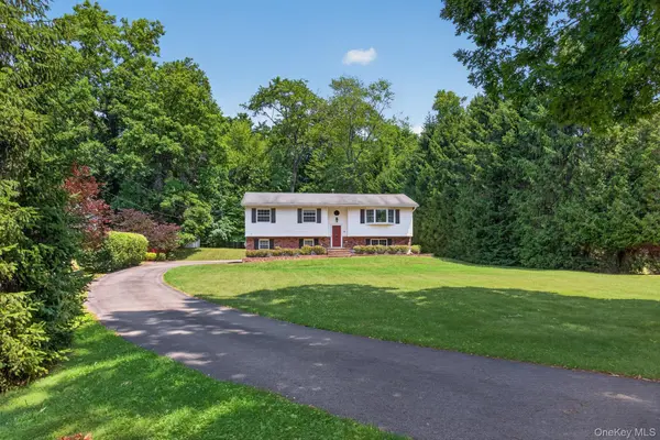 9 Pleasant LN, Poughkeepsie, NY 12603