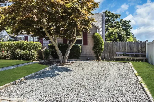 9 Kays CT, North Babylon, NY 11703