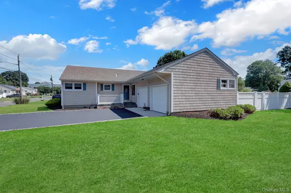 12 Bainbridge AVE, Melville, NY 11747