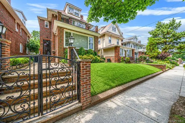 58 85th ST, Brooklyn, NY 11209
