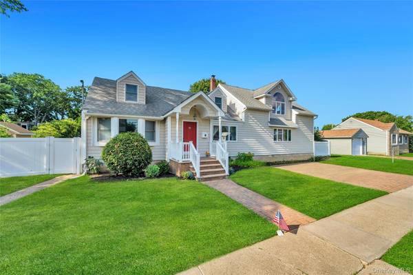 40 Columbia ST, Bethpage, NY 11714
