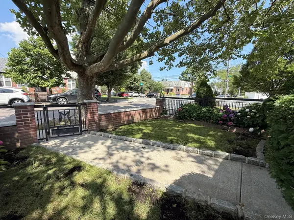 5962 69th LN, Maspeth, NY 11378