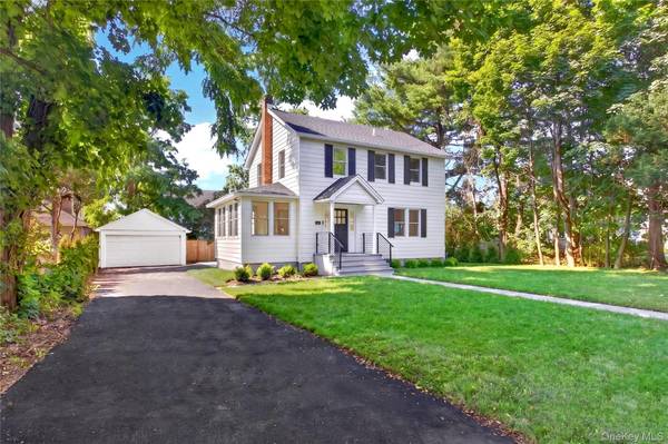 118 Willow ST, Roslyn Heights, NY 11577