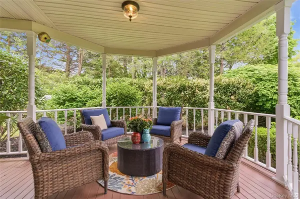 11 Milemore DR, Northport, NY 11768