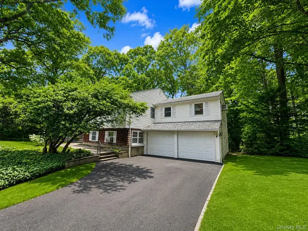 17 Arbor LN, Dix Hills, NY 11746