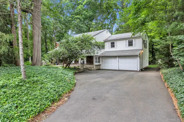 17 Arbor LN, Dix Hills, NY 11746