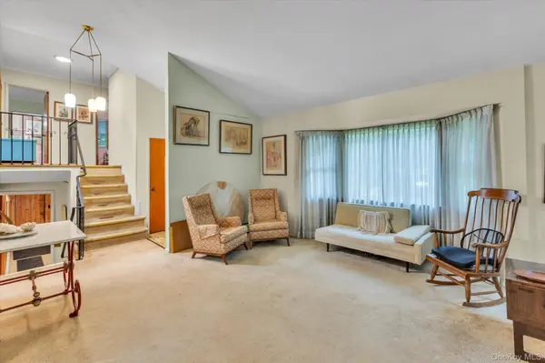 17 Arbor LN, Dix Hills, NY 11746