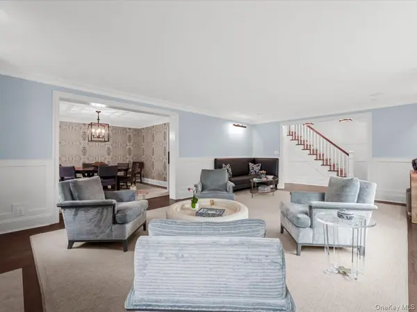 41 Strickland PL, Manhasset, NY 11030