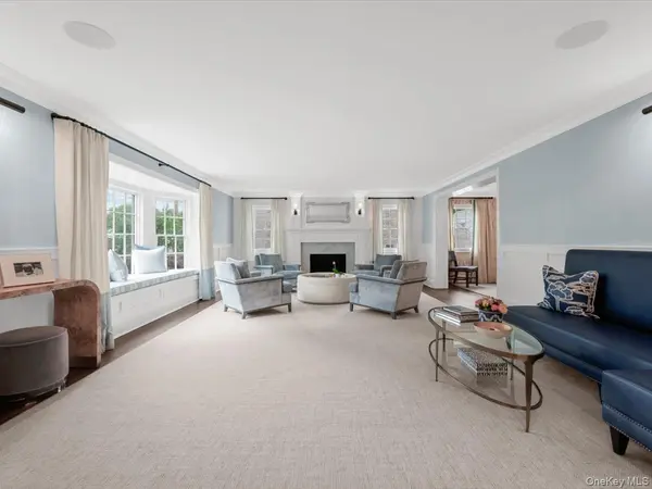 41 Strickland PL, Manhasset, NY 11030