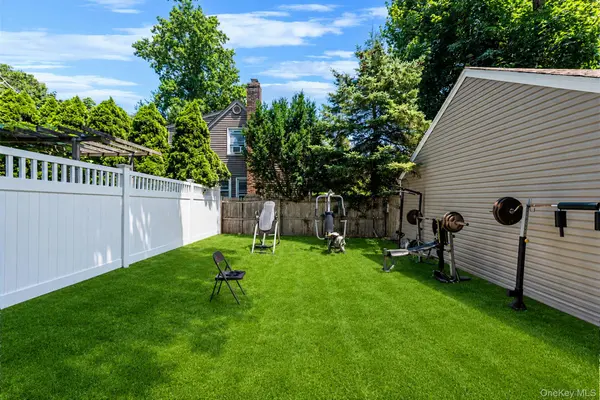 22 Locust AVE, Glen Head, NY 11545