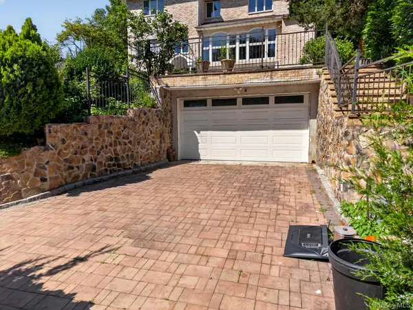 71-57 Douglaston Pkwy, Little Neck, NY 11362