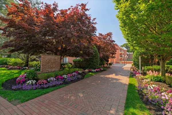 99 S Park AVE #212, Rockville Centre, NY 11570