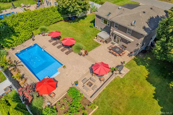 8 Feather LN, Commack, NY 11725