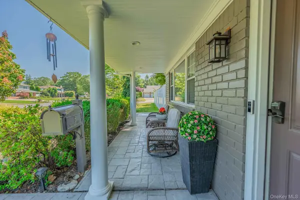 8 Feather LN, Commack, NY 11725