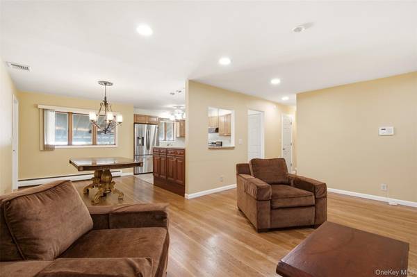 18 Solow LN, East Northport, NY 11731