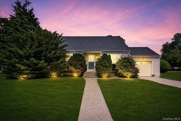 2 Ford DR, Massapequa, NY 11758