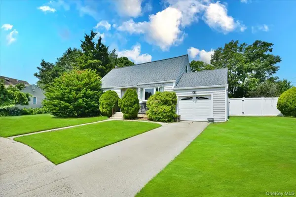 2 Ford DR, Massapequa, NY 11758